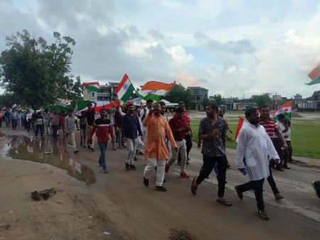 75 मीटर लंबी तिरंगा झंडा लेकर सड़क में उतरे नगरवासी,13 से 15 अगस्त तक घरों में तिरंगा फहराने की अपील की IMG 20220813 WA0018