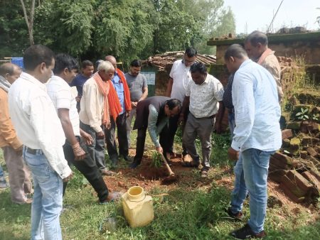 सेवा पखवाड़ा के तहत भाजपा कार्यकर्ताओं ने किया वृक्षारोपण,डीडीसी सालिक साय,जिला महामंत्री सुनील गुप्ता हुए शामिल……………. IMG 20220919 WA0010