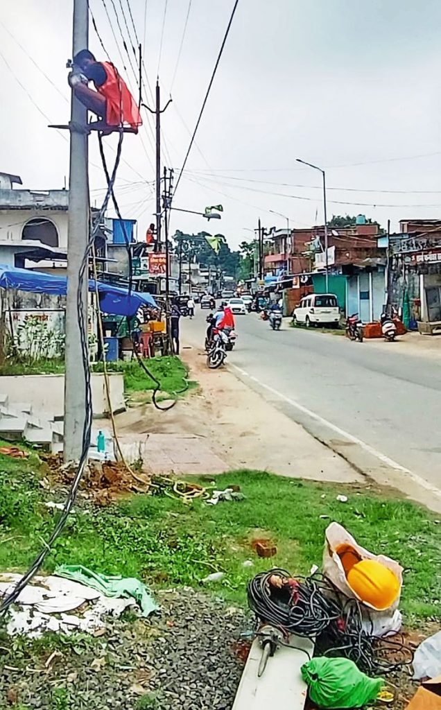 Leaving his helmet on the ground, the worker climbed a pole to repair the electricity. | हेलमेट जमीन पर छोड़ बिजली सुधारने खंभे पर चढ़ा मजदूर – Ambikapur (Surguja) News 2 175888742968d67e05da717 40e018fecfc24