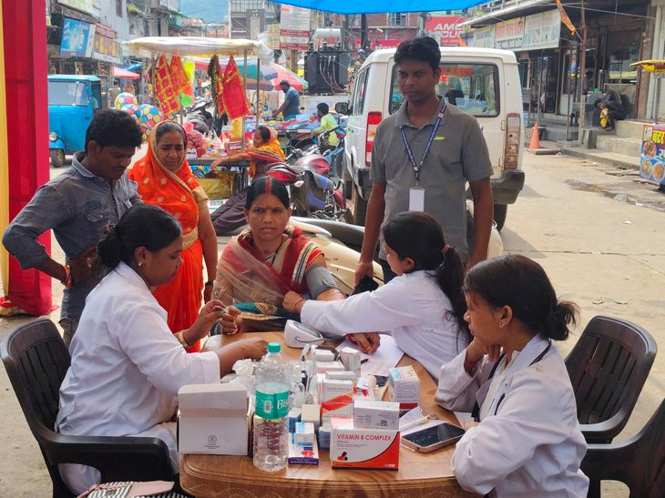 Special initiative for women during Navratri | नवरात्र में महिलाओं के लिए खास पहल: मनेंद्रगढ़ में मंदिर प्रांगण में स्वास्थ्य शिविर, बीपी, शुगर, हीमोग्लोबिन की जा रही जांच – Manendragarh-Chirmiri-Bharatpur News 67ffe9ec 4feb 4147 9fc8 74b6ace1397f 1758711509035