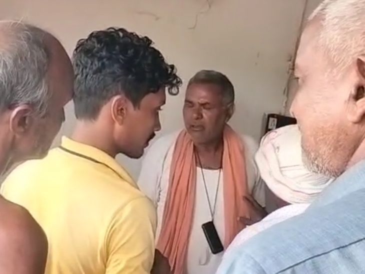 Operator beats customer for not getting sugar, video goes viral | बलरामपुर में राशन दुकान पर हंगामा: चीनी नहीं मिलने पर संचालक ने ग्राहक से की मारपीट, वीडियो वायरल – Balrampur (Ramanujganj) News 68b63eed a368 45b1 9cde 9fd933930617 1758701376068