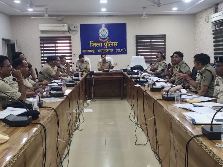 SP held a crime review meeting in Balrampur. | बलरामपुर में SP ने ली अपराध समीक्षा बैठक: लंबित मामलों के जल्द निराकरण के निर्देश दिए; यातायात नियमों के पालन में दिखाई सख्ती – Balrampur (Ramanujganj) News 96e2c965 50fb 458e 9bc0 ca4548c14ea6 1758881482668