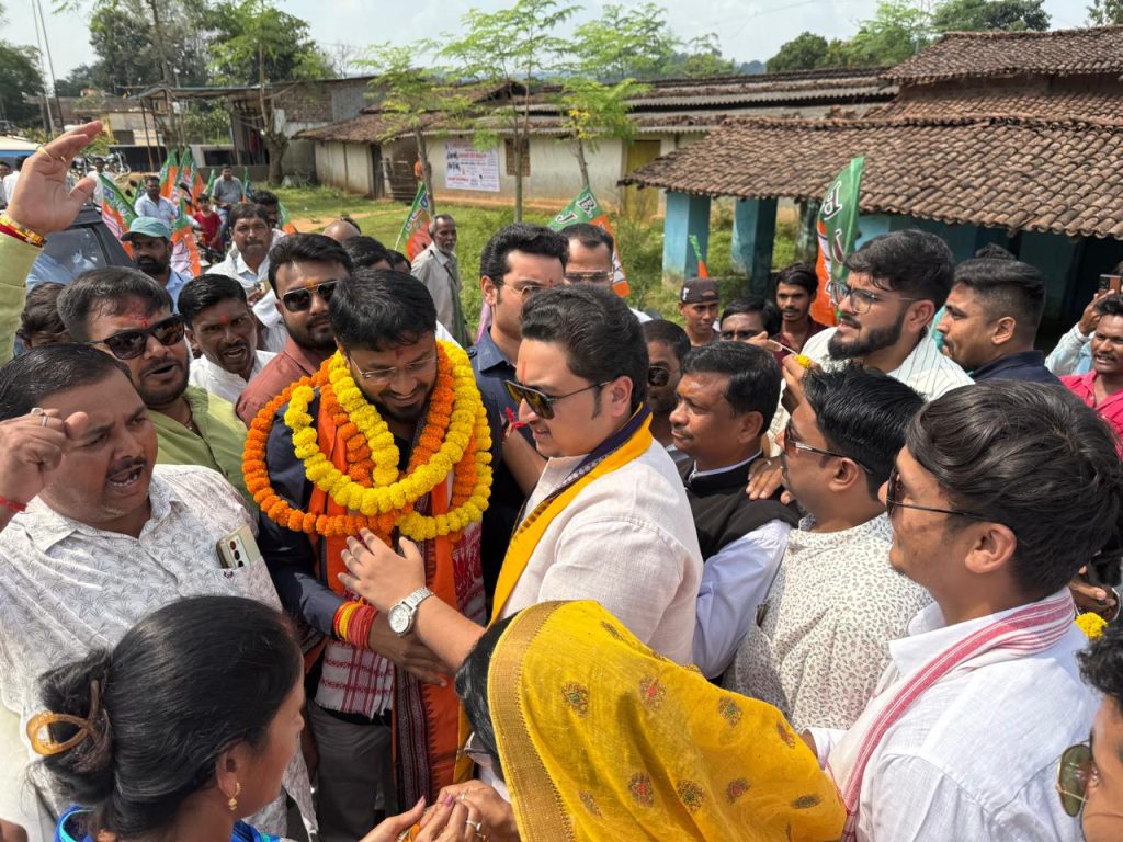 भाजयुमो प्रदेश अध्यक्ष राहुल योगराज टिकरिहा पहुंचे जशपुर* *जिलध्यक्ष शौर्य प्रताप सिंह जूदेव के नेतृत्व में हुआ भव्य स्वागत IMG 20250924 WA0005