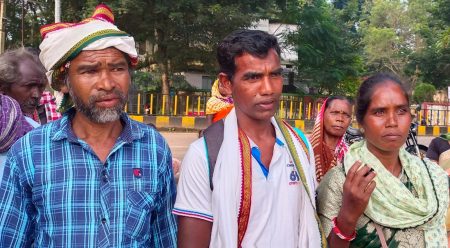 साहब मैं जिंदा हूं,मुझे राशन दिला दीजिये,मुझे मुर्दा बता कर सूचि से बाहर कर दिया है,पढ़िये एक रोचक खबर जब स्व सहायता समूह द्वारा मृत घोषित एक हितग्राही ग्रामीणों के साथ पहुंच गया जनदर्शन में………………….. WhatsApp Image 2025 09 17 at 11.59.48 AM