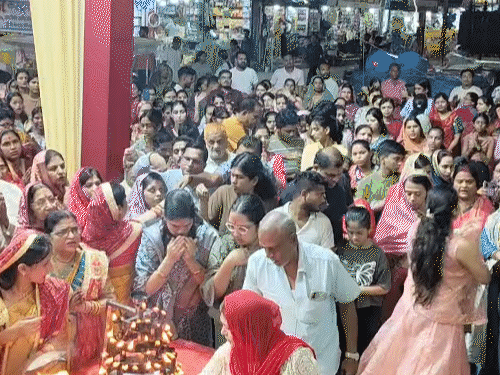 Sharadiya Navratri.. On the sixth day, Skandamata is worshipped. | शारदीय नवरात्र.. छठे दिन स्कंदमाता की हुई पूजा: मनेंद्रगढ़ में बारिश के बावजूद गरबा की धूम; पंडालों में उमड़ी भीड़ – Manendragarh-Chirmiri-Bharatpur News comp 135 1758956548