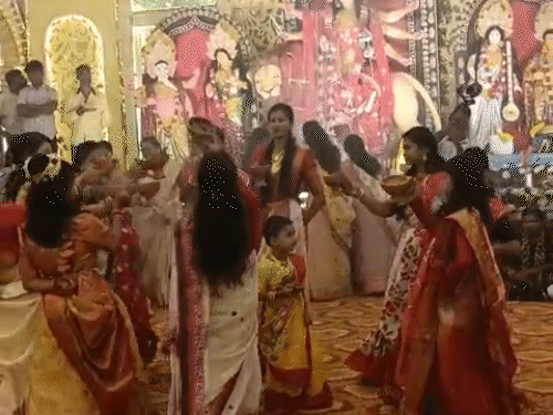 Skull dance during Durga festival in Gaurela-Pendra-Marwahi | गौरेला-पेंड्रा-मरवाही में दुर्गा उत्सव में खप्पर नृत्य: बंगाली महिलाओं ने जलती धूनी के साथ दी प्रस्तुति; शक्ति-भक्ति का अनूठा संगम दिखा – Gaurela News comp 169 1 1758957019