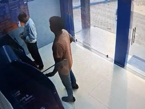 Standing behind the ATM, I saw my account number and password. | ATM में पीछे खड़े होकर अकाउंट नंबर-पासवर्ड देखा: फिर खुद पैसे निकाले; अज्ञात शख्स को ढूंढ रही कांकेर पुलिस – Kanker News comp 2 5 1758954291