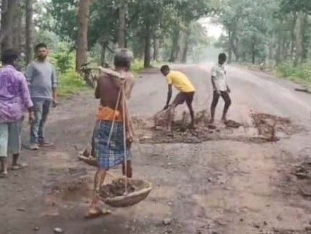 Chhattisgarh: Villagers fill potholes as road fails to build in Raigarh | नहीं बनी सड़क तो ग्रामीणों ने गड्ढो को भरा: रायगढ़ के छाल से घरघोड़ा के बीच हो रही दुर्घटना, आए दिन ट्रक भी पलट रहे – Raigarh News deurmar 1758708558
