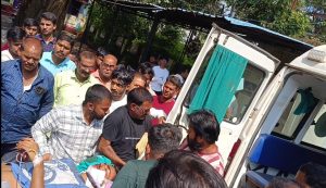 रफ्तार के कहर से बुझ गया एक परिवार की उम्मीदों का चिराग,मोड़ पर अनियंत्रित हो कर पेड़ से टकरा गई एक्सयूवी,धनतेरस के दिन परिवार पर टूटा मुसीबतों का पहाड़ 2 18octjsp4