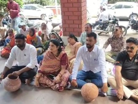 Water crisis in Dhamtari, councilors protested with pots | धमतरी में पानी संकट, पार्षदों ने मटका लेकर प्रदर्शन किया: निगम प्रशासन पर लापरवाही का आरोप, वार्डों में पेयजल किल्लत – Dhamtari News 64c7b532 9fff 4f5c 8785 a4b85e3c679a 1761747633294