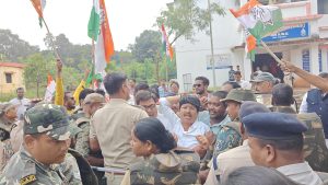 कांग्रेस ने कहा हाफ बिजली बिल लागू करो भाजपा सरकार, विद्युत कार्यालय घेराव के लिए निकले कांग्रेसियों को पुलिस ने रोका,कांग्रेसियों और पुलिस जवानों में हुई झूमा-झटकी 1 6octjsp7