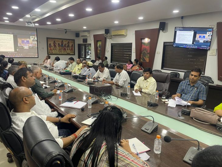 SIRs and BLOs will go door-to-door in Bilaspur from November 4. | बिलासपुर में 4 नवंबर से एसआईआर, बीएलओ घर-घर जाएंगे: निर्वाचन आयोग ने अफसरों को ऑनलाइन ट्रेनिंग दी, कलेक्टर ने बैठक ली – Bilaspur (Chhattisgarh) News 95acd364 fad9 49b3 9905 a0f6b1c24bed 1761744671959