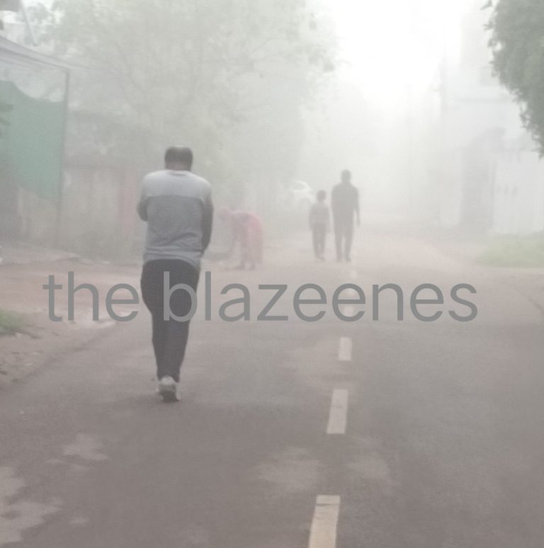 सुबह घना कोहरा ,शाम को बारिश और रात को सर्दी,प्रकृति के पल-पल बदलते रंग से जनजीवन हो रहा है प्रभावित……………………….डाक्टरों ने कहा सेहत का रखें खास ख्याल IMG 20251008 193500 copy 1024x1032