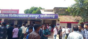 रफ्तार के कहर से बुझ गया एक परिवार की उम्मीदों का चिराग,मोड़ पर अनियंत्रित हो कर पेड़ से टकरा गई एक्सयूवी,धनतेरस के दिन परिवार पर टूटा मुसीबतों का पहाड़ 3 WhatsApp Image 2025 10 18 at 8.15.11 PM