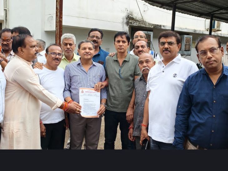 Anger of Aggarwal, Agrahari, Sindhi community on Amit Baghel | अग्रवाल, अग्रहरि, सिंधी समाज का अमित बघेल पर रोष: राजनांदगांव में गिरफ्तारी की मांग को लेकर एसपी कार्यालय में प्रदर्शन – Rajnandgaon News ad595ef3 639f 4e3c a3c7 76a4602bafec 1761743454449