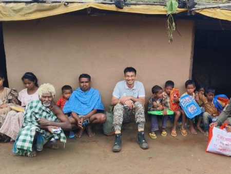 After the Naxalite elimination, the SP reached the affected village. | नक्सली सफाये के बाद एसपी प्रभावित गांव पहुंचे: ग्रामीणों से मिले, स्वास्थ्य जांच और सामग्री वितरित की – Gariaband News e532e839 b619 4771 b954 6ebdeed91ddb 1761743461713