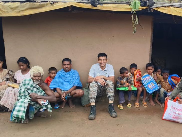 After the Naxalite elimination, the SP reached the affected village. | नक्सली सफाये के बाद एसपी प्रभावित गांव पहुंचे: ग्रामीणों से मिले, स्वास्थ्य जांच और सामग्री वितरित की – Gariaband News e532e839 b619 4771 b954 6ebdeed91ddb 1761743461713