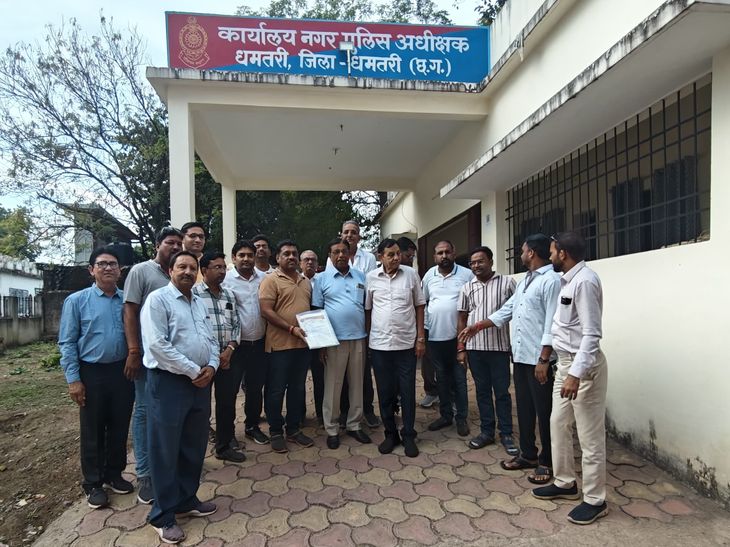 Agrawal Samaj demands FIR against Amit Baghel | अग्रवाल समाज ने अमित बघेल पर FIR की मांग की: भगवान अग्रसेन पर आपत्तिजनक टिप्पणी का आरोप, धमतरी में विरोध – Dhamtari News f5b72057 0a18 41c4 b914 d4150a14f058 1761742081083