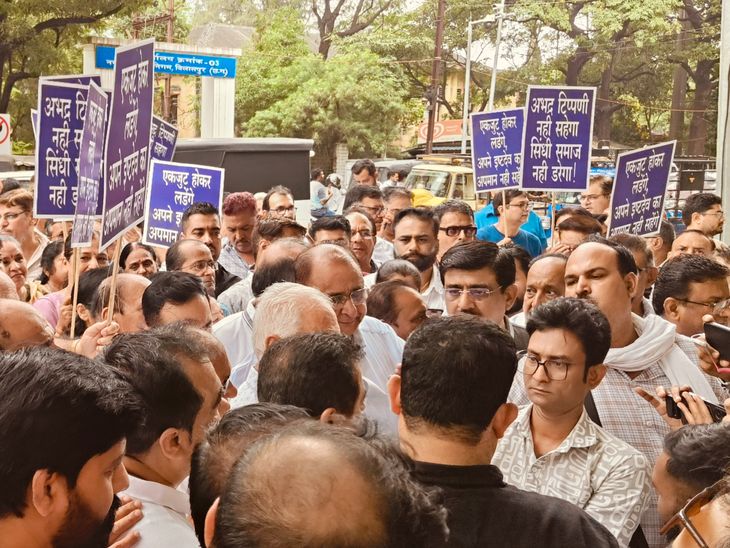 Protest against Amit Baghel in Bilaspur | बिलासपुर में अमित बघेल के खिलाफ प्रदर्शन: विवादित टिप्पणी को लेकर सिंधी और अग्रवाल समाज का भड़का आक्रोश, रैली निकालकर की गिरफ्तारी की मांग – Bilaspur (Chhattisgarh) News img20251029125831 1761735426