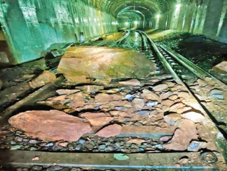 Second landslide in 10 days, this time boulders fell inside the tunnel, route restored this morning | रेल पर मोंथा इफेक्ट: 10 दिन में दूसरी बार भूस्खलन, इस बार सुरंग के अंदर गिरे बोल्डर, सुबह बहाल हुआ रूट – Jagdalpur News orig 7 2 1761779245