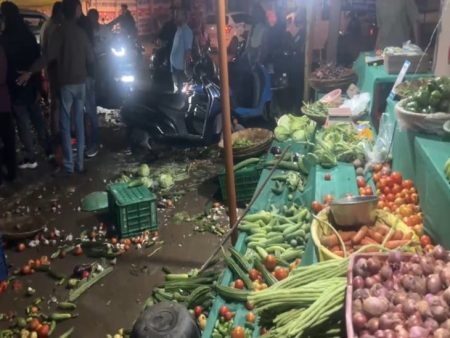 Miscreants created a ruckus in a woman’s vegetable shop and beat her up. | महिला के सब्जी दुकान में बदमाशों ने मचाया उत्पात, मारपीट: सब्जियों को सड़क पर फेंका, दुकानदार को पीटा, पुलिस ने दर्ज की FIR – Ambikapur (Surguja) News whatsapp image 2025 10 30 at 120054f7a6895f 1761806069
