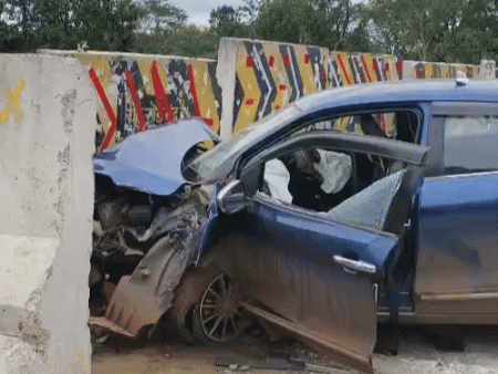 Car collides with divider on Korba Highway, one dead | कोरबा हाईवे पर कार डिवाइडर से टकराई, एक की मौत: 4 गंभीर घायल, खैरागढ़ से अंबिकापुर जा रहे थे सभी; मोड़ पर बिगड़ा बैलेंस – Korba News comp 1317 1761985051