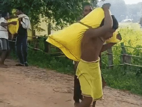 गरियाबंद के झोलाराव में खाद चोरी के आरोपियों को ग्रामीणों ने दी कथित सजा, ढोल-नगाड़ों के साथ गांव में घुमाया, वीडियो वायरल