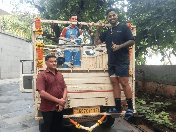 किसान ने फसल बेचकर बनवाई सूर्यकुमार यादव की 4 क्विंटल की मूर्ति, 1300 किमी सड़क सफर कर पहुंचे मुंबई