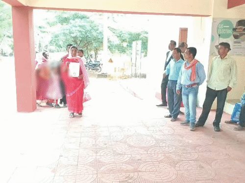 सक्ती के सरकारी स्कूल में टीचर पर बेड टच का आरोप, कलेक्टर और DEO से लिखित शिकायत