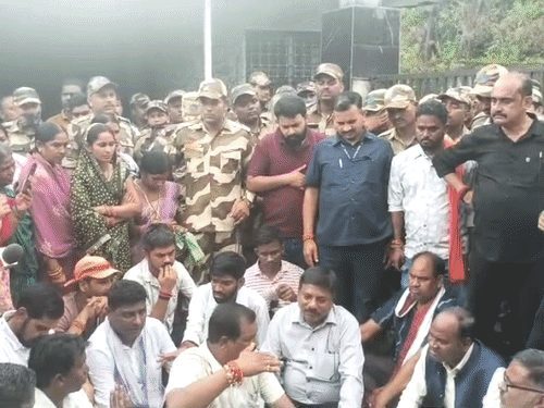 हरदीबाजार में CHC भवन तोड़े जाने के विरोध में बीजेपी विधायक के नेतृत्व में ग्रामीणों ने SECL दीपका GM कार्यालय किया तालाबंद, पुलिस से हल्की झड़प