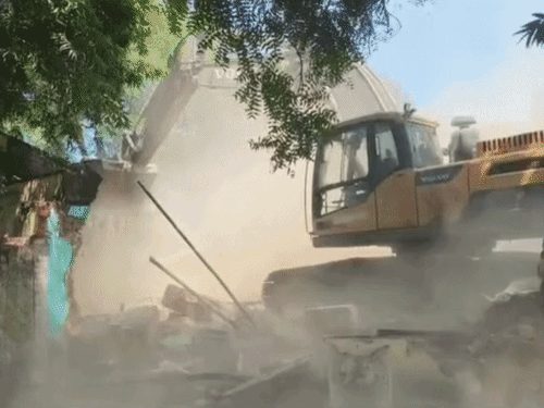 गेवरा खदान विस्तार के लिए अस्पताल समेत सरकारी भवन ढहे, ग्रामीणों ने SECL दीपका GM दफ्तर पर किया तालाबंदी