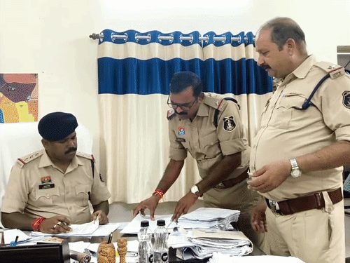 बिलासपुर में 17 वर्षीय नाबालिग ने छोटे भाई को कमरे में बंद कर बॉयफ्रेंड के खाते में पैसे डालने का बनाया दबाव, पुलिस ने दरवाजा तोड़कर दोनों को निकाला