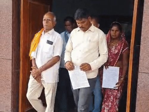 बेमेतरा के काचरी गांव में चोरी की शिकायत वापस न लेने पर चार परिवारों के सामाजिक बहिष्कार का आरोप, कलेक्टर को शिकायत