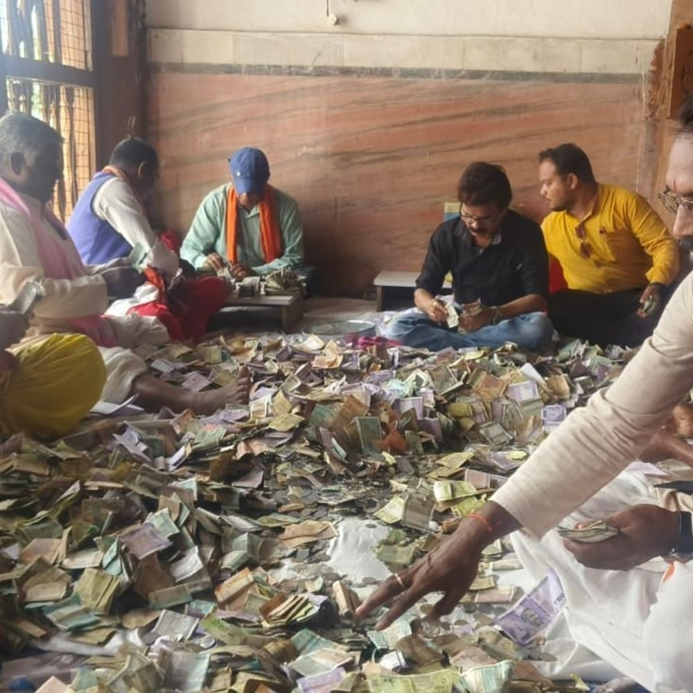मां दंतेश्वरी मंदिर की 11 दान पेटियां खोली गईं, 21.62 लाख रुपए नगद मिले