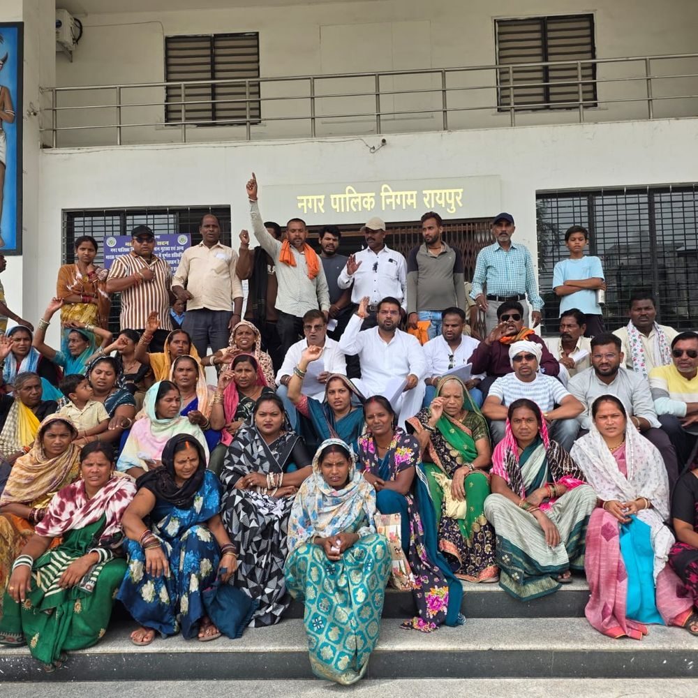 भाठागांव सब्जी बाजार में दुकान आवंटन पर विवाद, व्यापारियों ने नगर निगम व्हाइट हाउस का किया घेराव