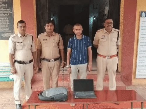 धमतरी में SBI कियोस्क संचालक ने 29 ग्रामीणों से 1 करोड़ 75 हजार रुपए की धोखाधड़ी की, गिरफ्तार