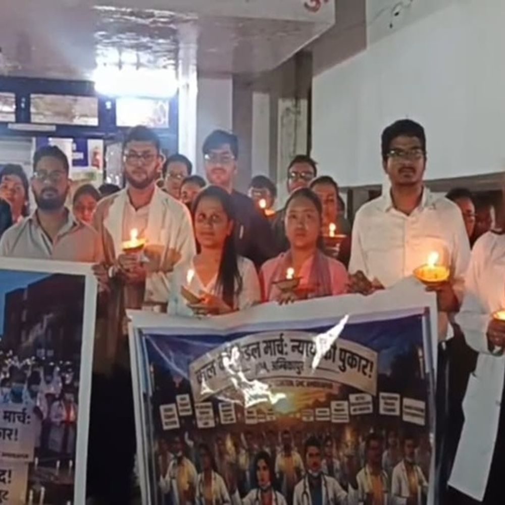 अंबिकापुर मेडिकल कॉलेज के डॉक्टरों ने 17 सूत्रीय मांगों को लेकर निकाला कैंडल मार्च, 24 सितंबर से ओपीडी और इमरजेंसी बंद करने की चेतावनी