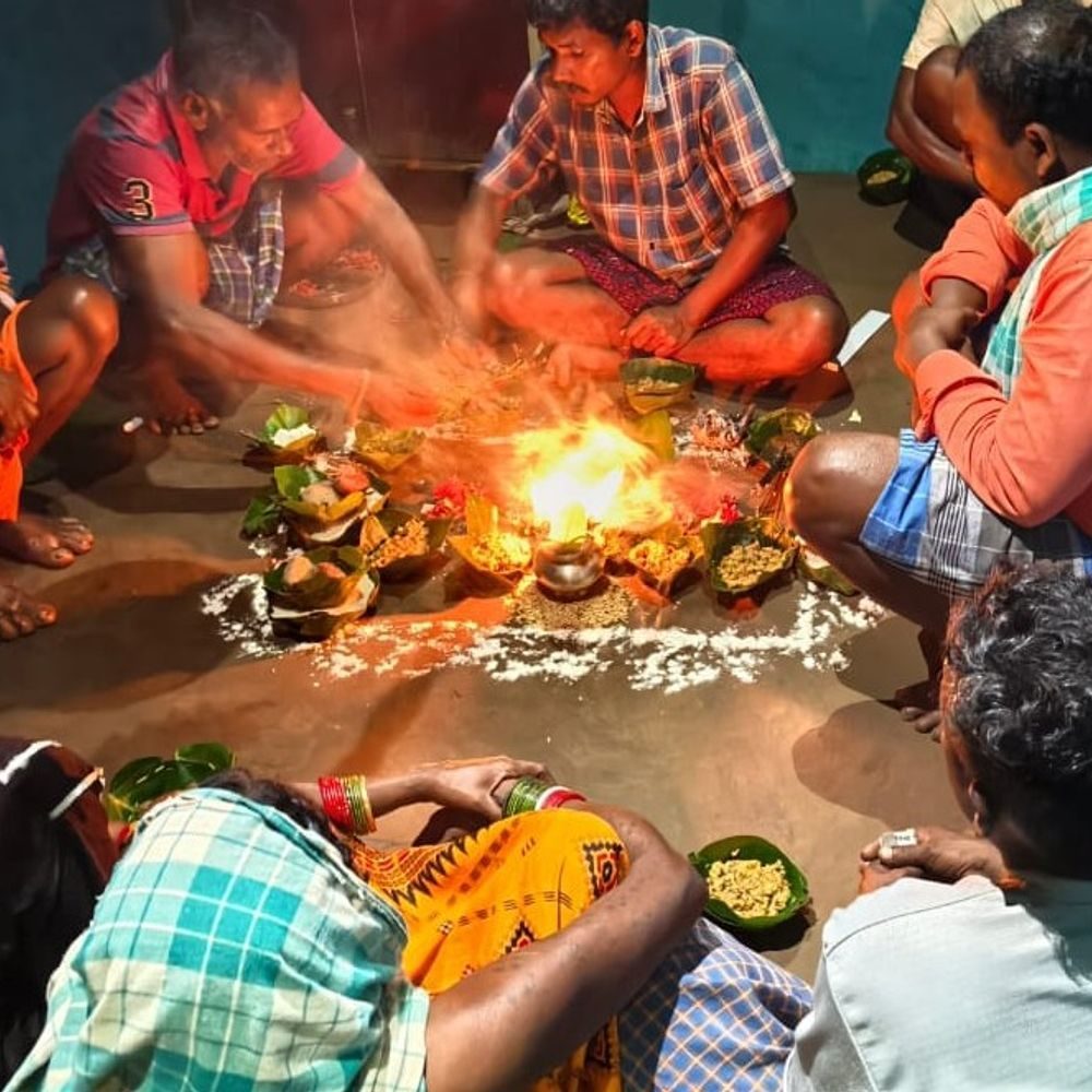 बस्तर के छोटे बोदेल गांव में ईसाई धर्म छोड़कर परिवार लौटा मूल भतरा समाज में, पारंपरिक विधि-विधान से हुआ शुद्धिकरण