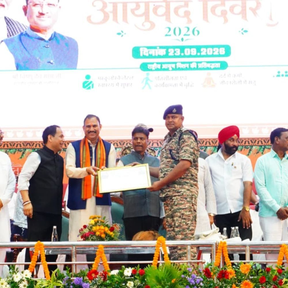 राष्ट्रीय आयुर्वेद दिवस पर जशपुर में विशाल रक्तदान शिविर, CRPF अधिकारियों-जवानों ने दी 111 यूनिट रक्त