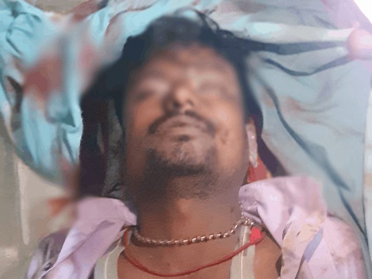बेमेतरा के टकसिवा में ठेका कर्मचारी की करंट लगने से मौत, परिजनों और साथी कर्मचारियों का प्रदर्शन