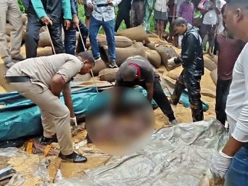 बालोद में भीषण सड़क हादसा: गेहूं से भरे ट्रक की टक्कर से पिकअप सवार 6 युवकों की मौत, 7 रायपुर रेफर