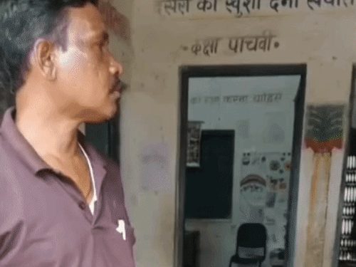 शराब के नशे में स्कूल पहुंचे हेडमास्टर, वीडियो वायरल; DEO ने किया निलंबित