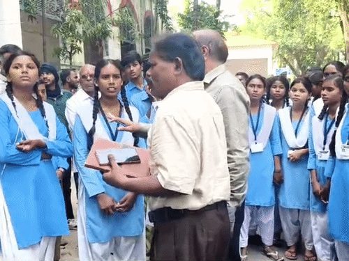 मल्हार स्कूल की छात्राओं ने कलेक्टर से शिक्षकों के व्यवहार और सामग्री की कमी की शिकायत की
