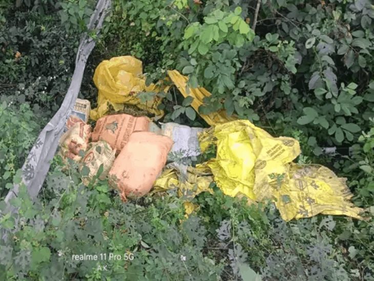 सूरजपुर में ट्रक पलटने पर 1.19 करोड़ का गांजा मिला:प्लास्टिक दाना की बोरियों में छुपाया था, सारंगढ़ में 'एडवोकेट-हाईकोर्ट' लिखी कार से गांजा जब्त