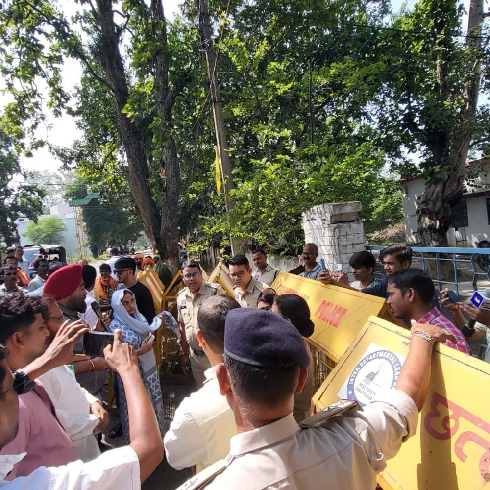 पेंड्रा में जर्जर सड़कों को लेकर PWD कार्यालय का घेराव, 8 तारीख तक सुधार की अल्टीमेटम