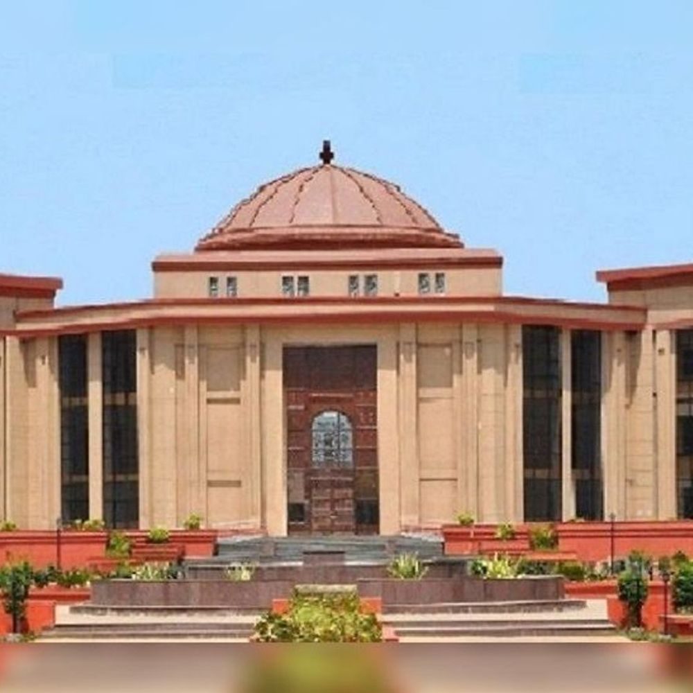 छत्तीसगढ़ हाईकोर्ट ने कोरबा में पदस्थ सहायक जिला आबकारी अधिकारी राकेश कुमार सिंह के तबादले पर लगाई रोक
